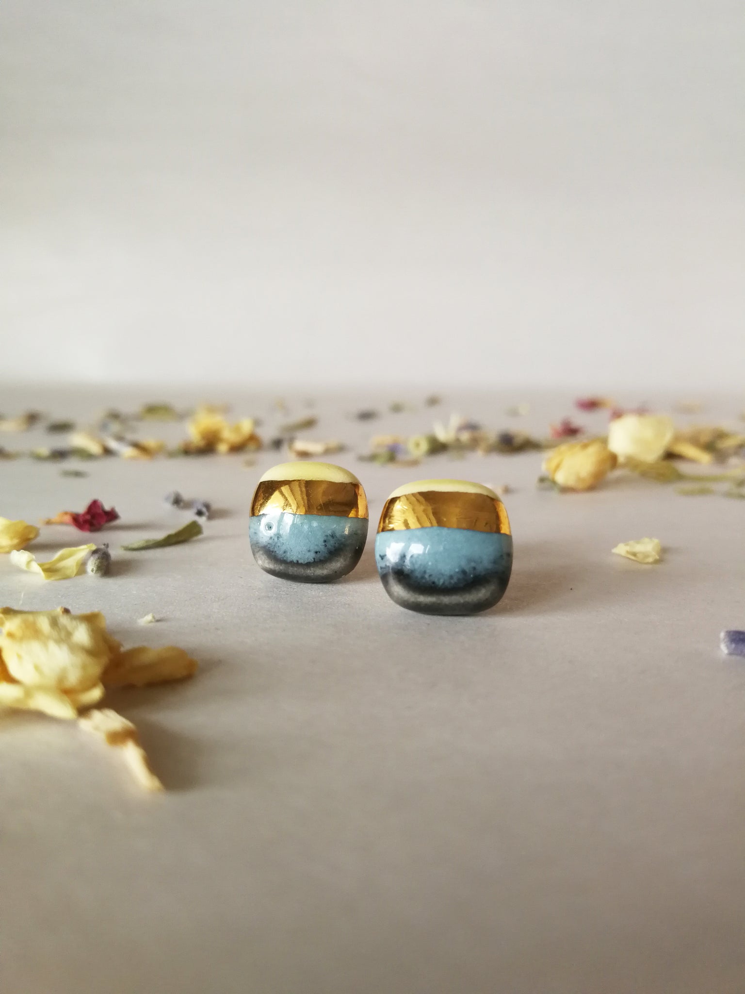 keramikiniai auskarai prie ausies geltoni žydri mėlyni juodi